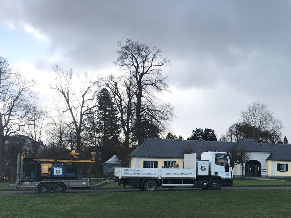 Brunnenbau Bonn LKW vor dem Botanischen Garten